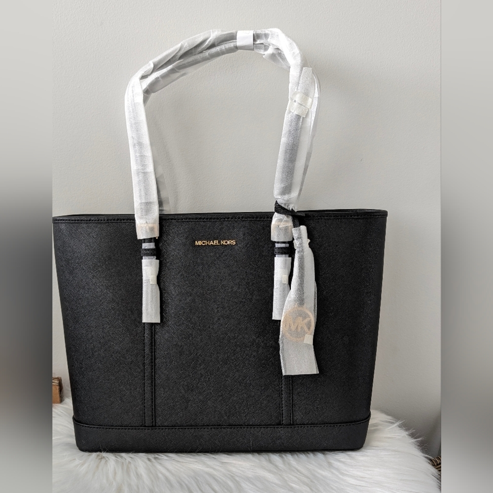 ❤️ SOLD ❤️ BNWT MK jet set tote bag